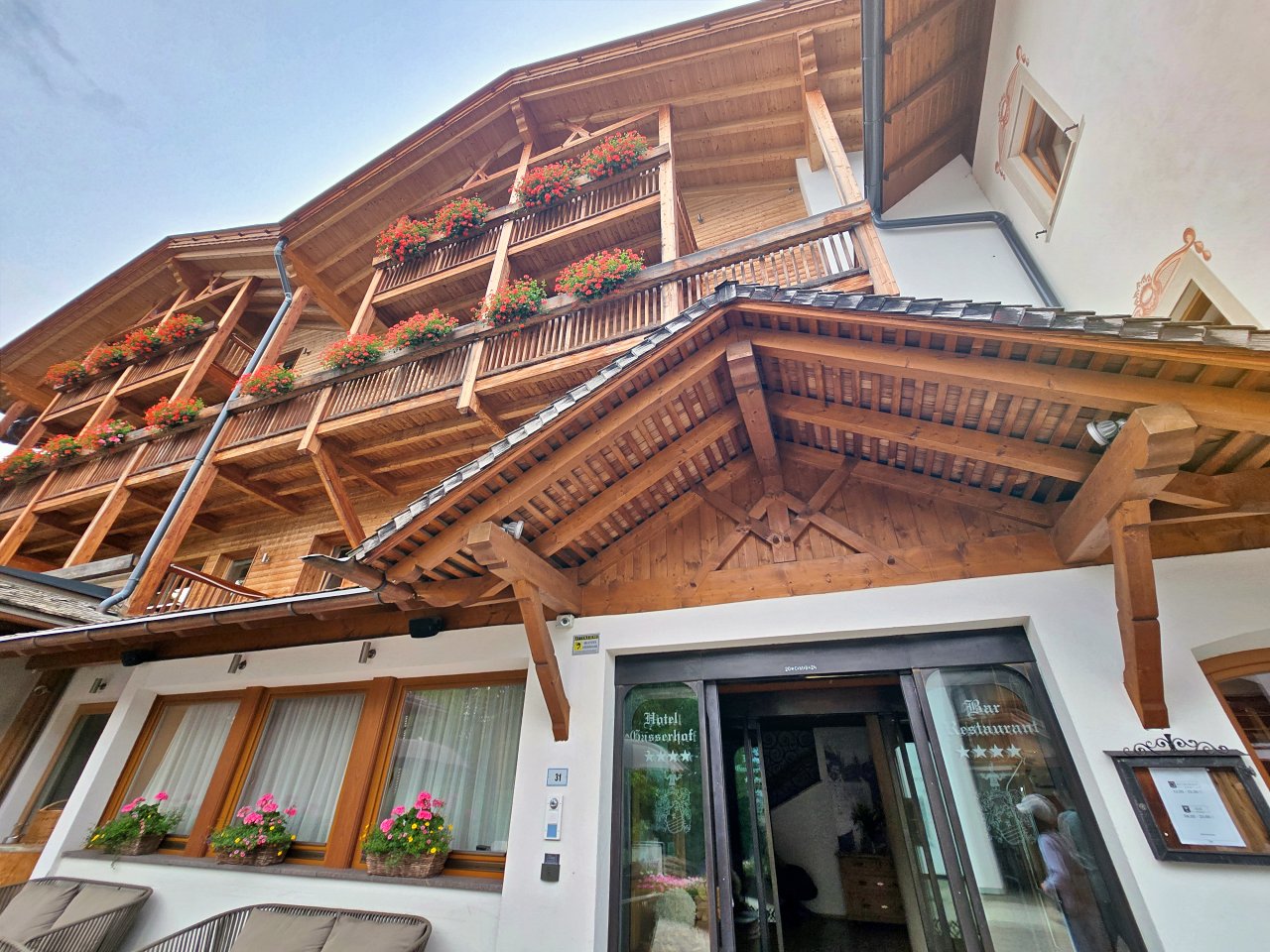 多洛米蒂住宿 Hotel Gasserhof 。溫暖的阿爾卑斯風格住宿，很適合家庭旅客，走路可到Plose滑雪場纜車站