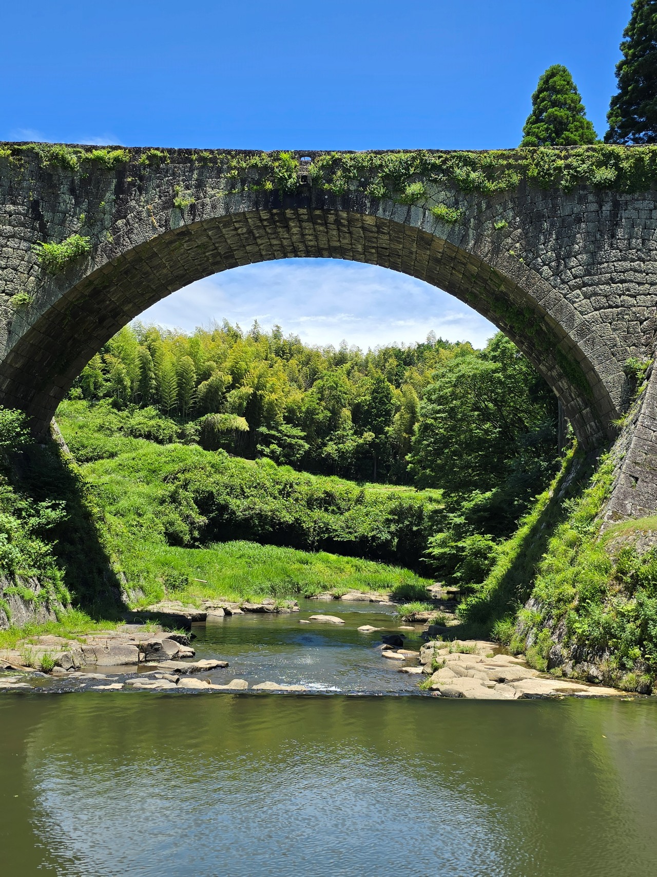 熊本縣山都町 通潤橋: 綠意溪谷中的彩虹之水， 時光倒流引水石橋與巨幅田園畫卷的邂逅