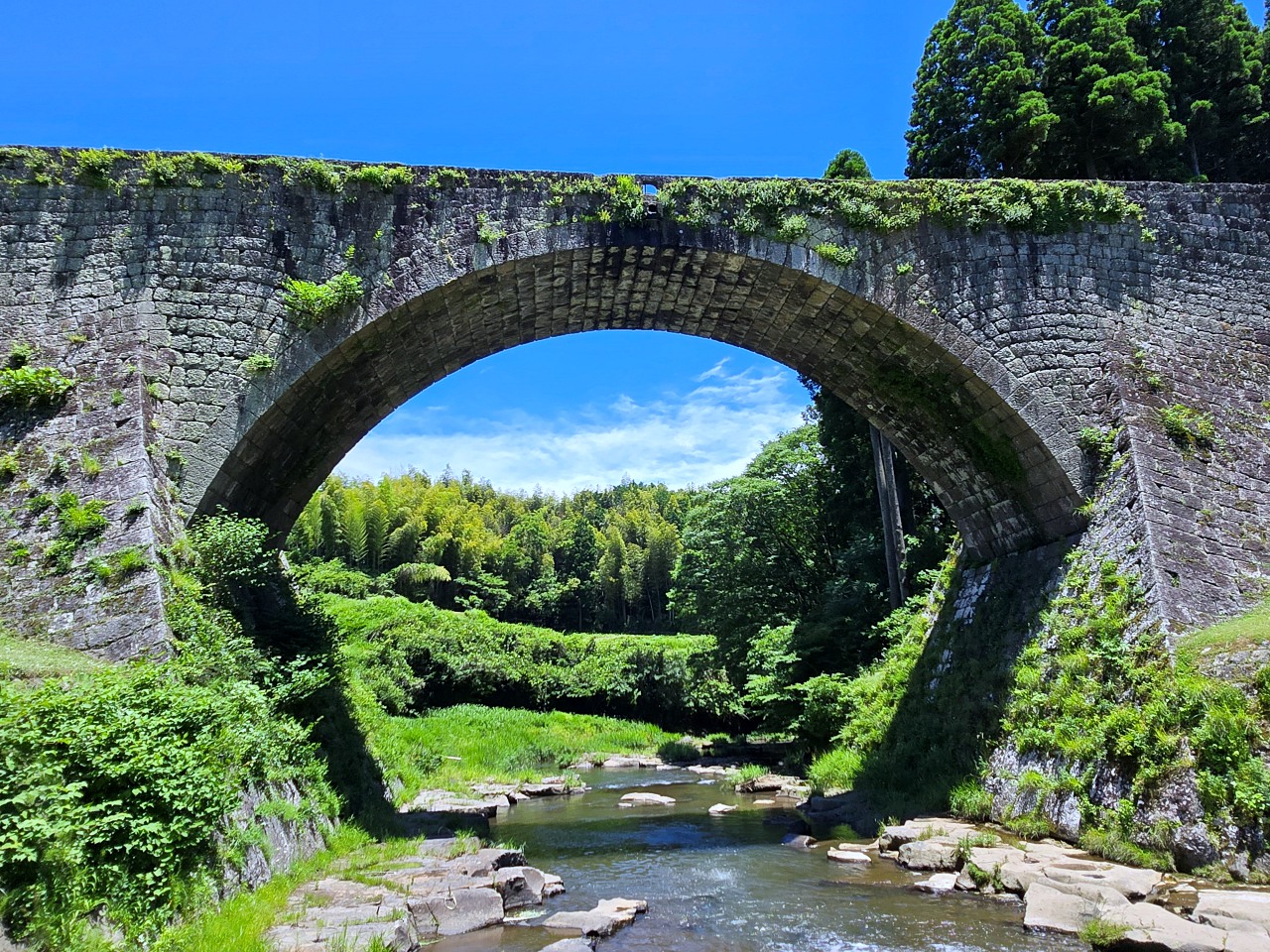 熊本縣山都町 通潤橋: 綠意溪谷中的彩虹之水， 時光倒流引水石橋與巨幅田園畫卷的邂逅